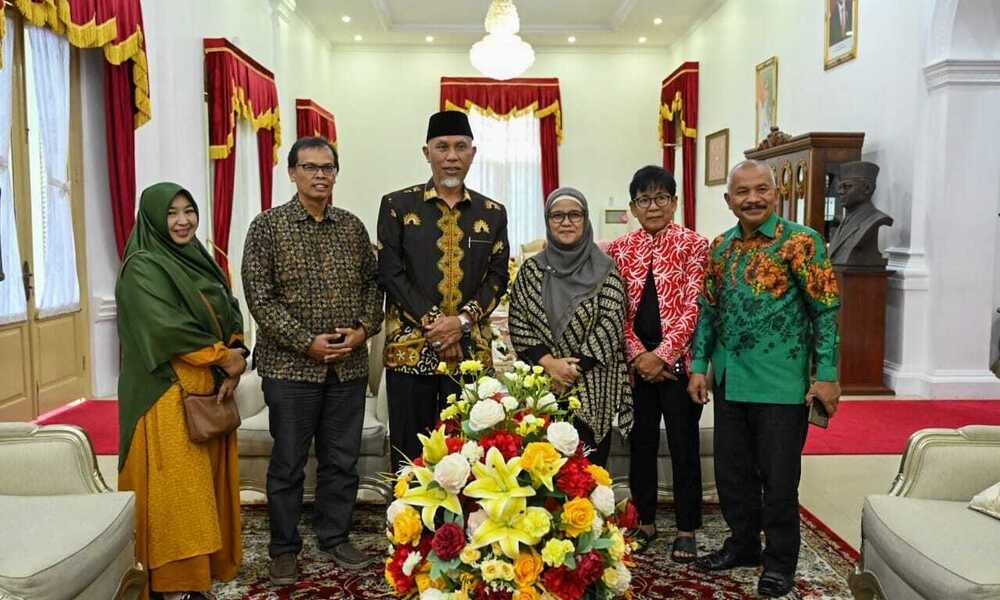28 Gubernur Sumatera Barat Mahyeldi Ansharullah, menerima audiensi Pimpinan Sanggar Tari Sofyani, Soni Drestiana dan jajarannya di Istana Gubernuran, Minggu (7/5/2023).